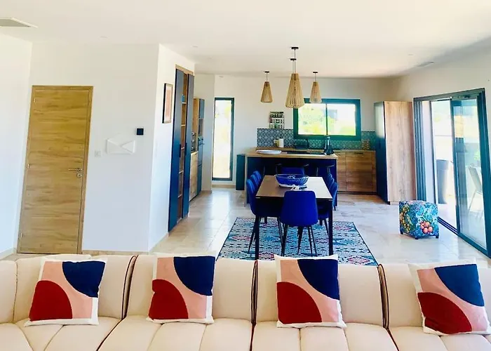 Vue Et Piscine Privee