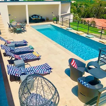 Vue Et Piscine Privee *