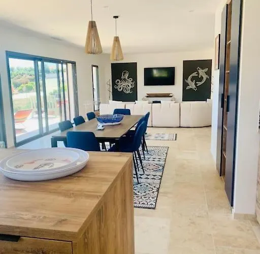 Vue Et Piscine Privee *