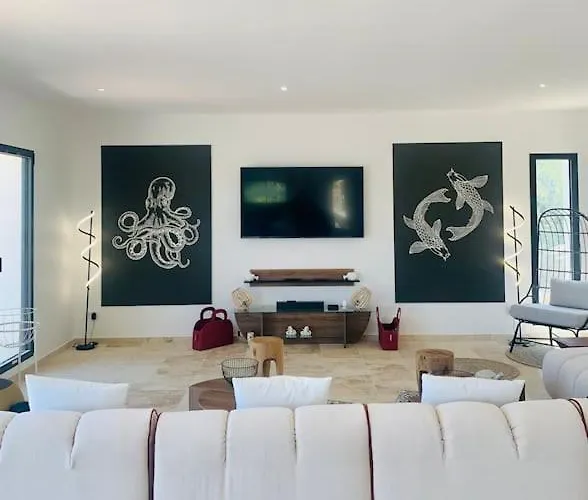 Vue Et Piscine Privee